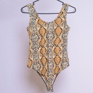 🔥2/$10 Snake print body suit